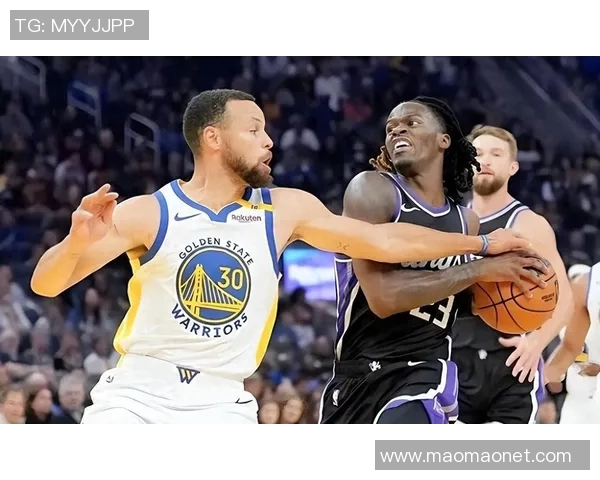 勇士与雷霆激战11月4日NBA赛场精彩瞬间回顾与分析