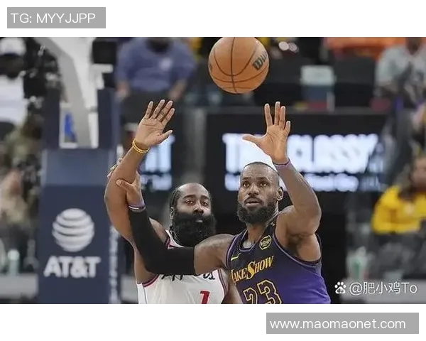 快船与湖人激战正酣最新赛况分析与精彩瞬间回顾 快船与湖人激战正酣最新赛况分析与精彩瞬间回顾